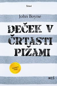 Deček v črtasti pižami
