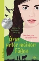 Couverture de Gras unter meinen Füßen Das Jahr, als ich leben lernte | Nominiert für den Deutschen Jugendliteraturpreis 2025 von der Kritikerjury in der Sparte Jugendbuch. Ausgezeichnet mit dem Luchs der ZEIT und Radio Bremen